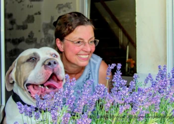 Persönliche Betreuung in der Tierpension Extertal – Gudrun mit freundlichem Hund