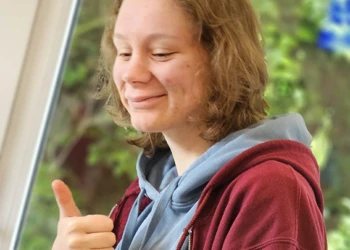 Isabella, Teammitglied der Tierpension Extertal bei der Betreuung von Tieren