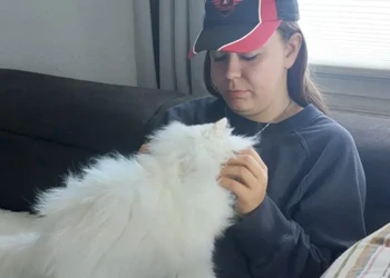 Lilli, Mitarbeiterin der Tierpension Extertal mit Katze auf dem Schoß